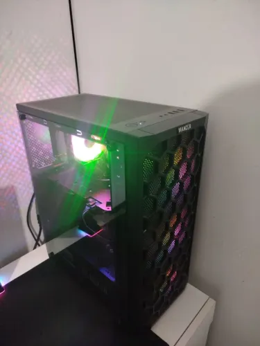 PC sem placa de vídeo com um Intel Core i7 4790, 16GB RAM, SSD 480GB, Gabinete Gamer