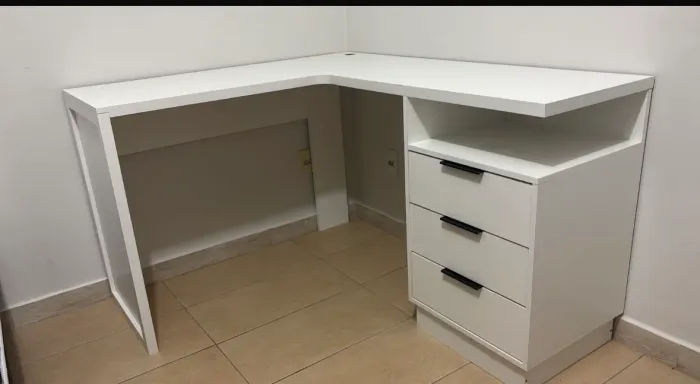 Mesa de escritório em L