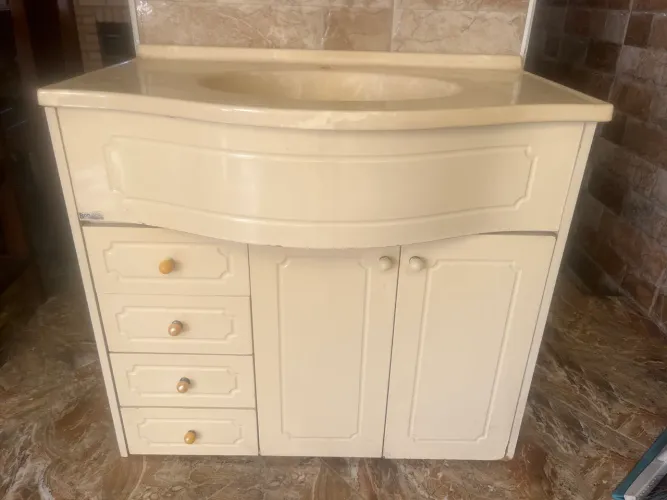 Lavatório de mármore com armário