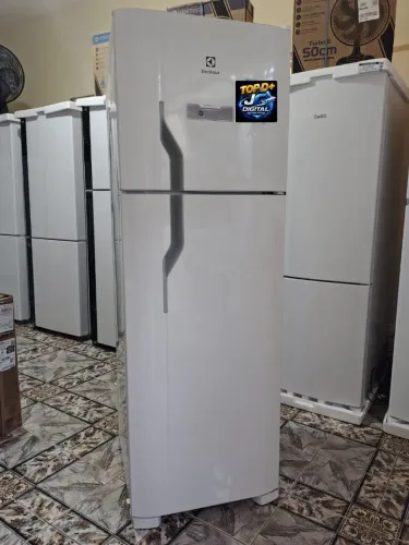 Geladeira Eletrolux Frost Free duplex painel digital seminova