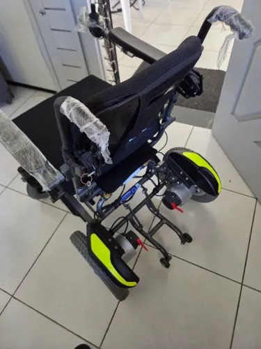 CADEIRA DE RODAS COM MOTOR ELÉTRICO 