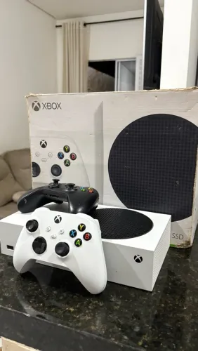 Vendo xbox series s com 2 controles (divido no cartão até em 18x com juros)
