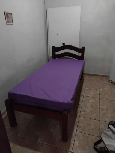 Cama de solteiro em madeira massiça - R$ 200,00