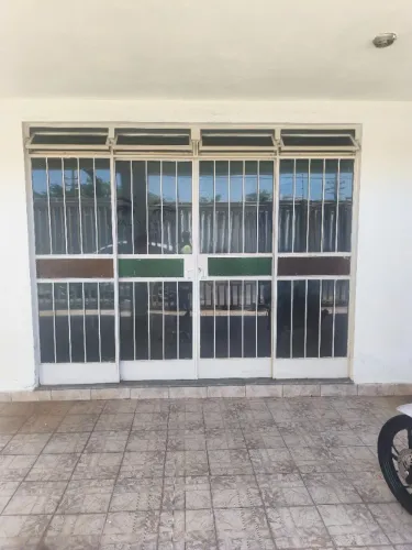 Porta - janelas, bancada espelho - vaso - circulador de teto