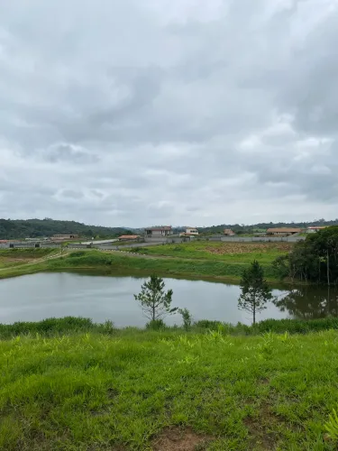 Terreno exclusivo em condomínio fechado com lago, área verde e pomar.