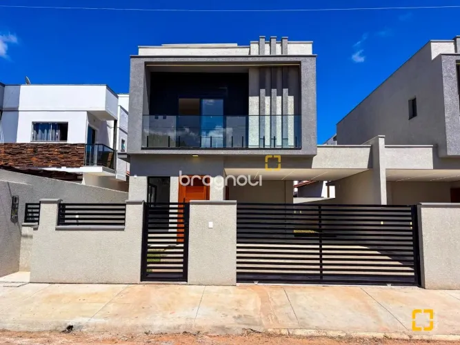 Sobrado com 213,52cm², 3 dormitórios, 1 suíte, no São João do Rio Vermelho em Florianópoli