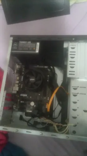Vendo Pc da AMD athlon 200ge com fonte thunder 400 wts da Pichau sem memória ram ddr4