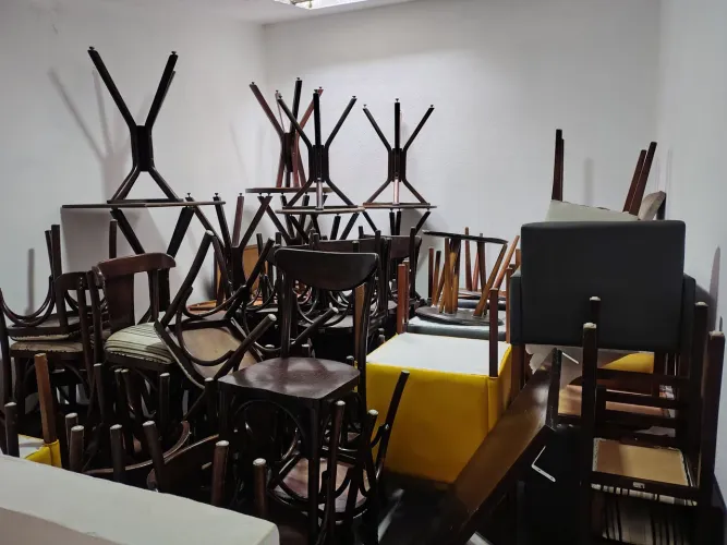 Mesas e cadeiras 