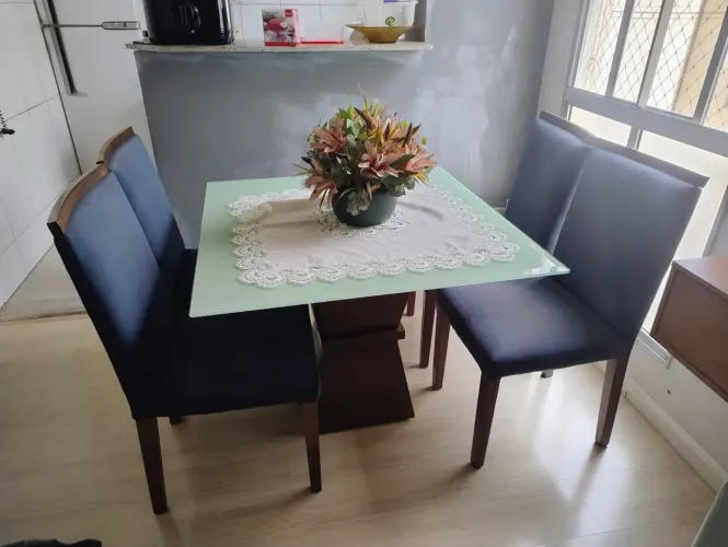 Mesa com 4 cadeiras estofadas em madeira