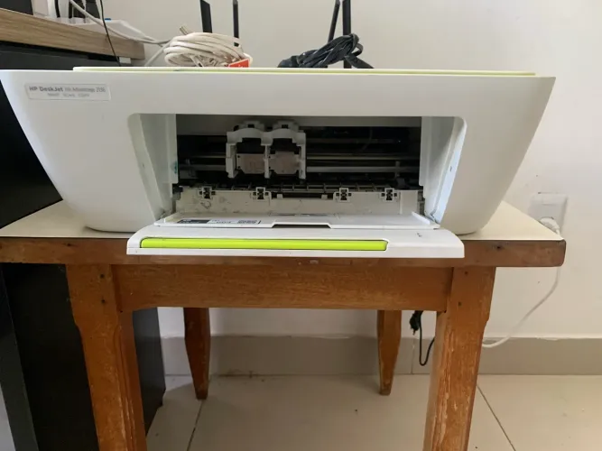 Impressora HP DeskJet Ink Advantage 2136 ? com cartucho colorido cheio ? para reparo