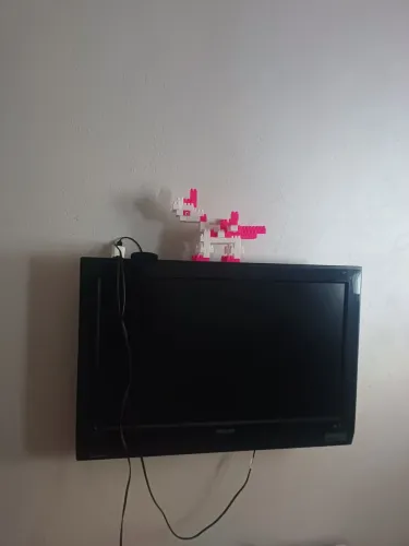 Tv ,guarda roupa e cama