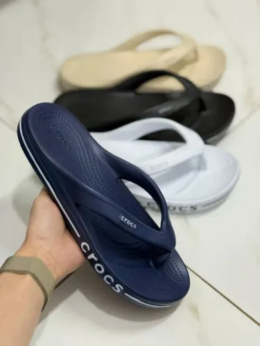 Chinelo do momento crocs 