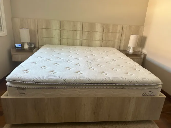 Promoção do dia Cama e colchão Queen C/cabeceira de madeira e mesas laterais um
