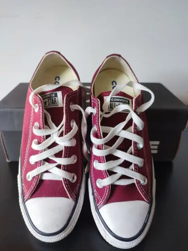 Tênis ALL star Chuck Taylor vinho número 35 cano baixo