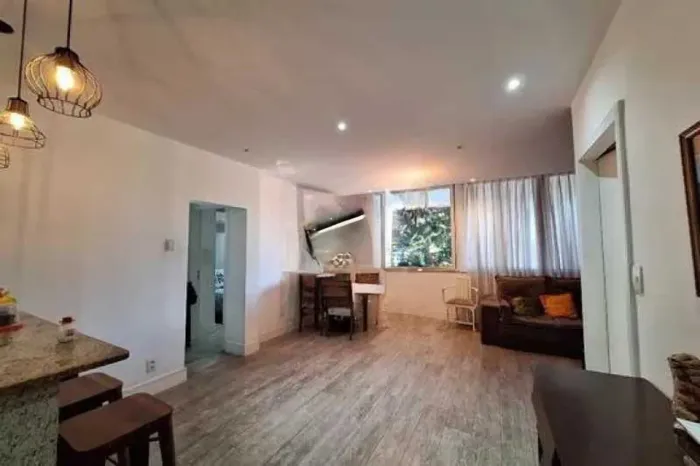 Apartamento - / Residencial / Glória