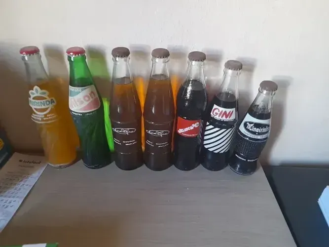 Conjunto de garrafas de refrigerantes antigas - algumas com oliquido original