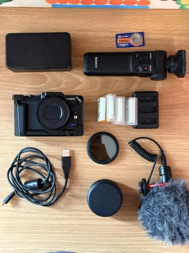 Sony ZV-1 + Kit Completo para Vlog | Cage + lente + 4 Baterias/carregador + Microfones