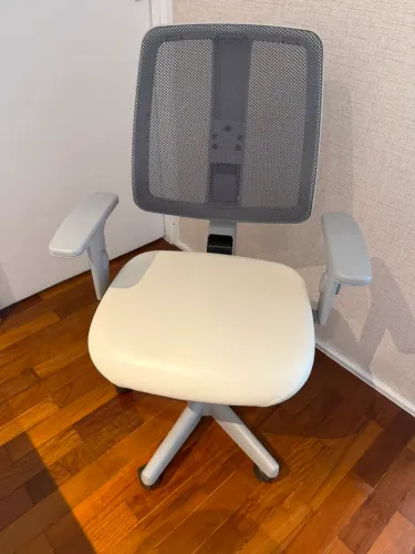 Vendo 2 cadeiras para escritório, ótimo estado! R$ 650,00 cada. Motivo da venda: mudança.