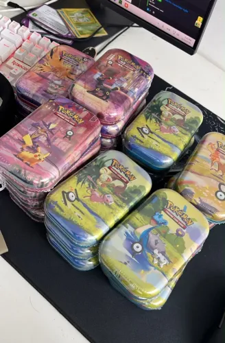 Latas Pokémon 30 Anos INGLÊS 