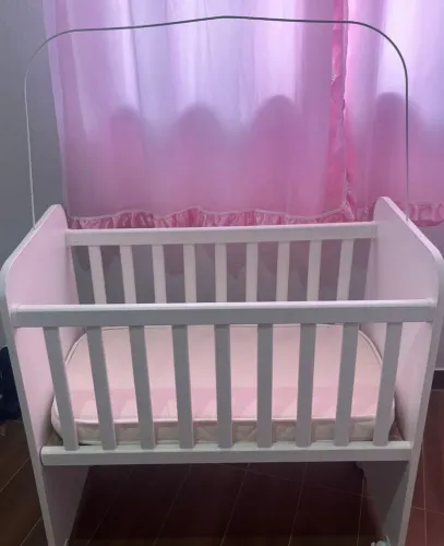 Mini Berço Com Colchão Rodinhas e Suporte de Mosquiteiro, nunca usado