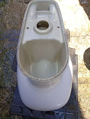 Vaso de parede marca top, pequeno detalhe trincado 
