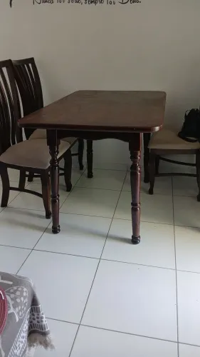 Mesa de madeira canela