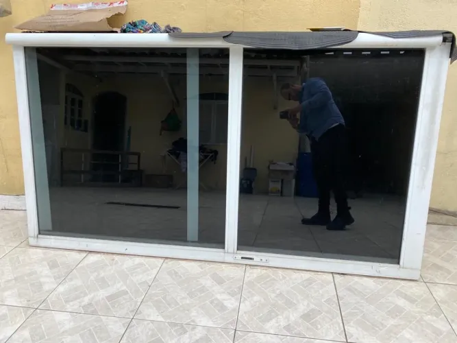 ESQUADRIA DE ALUMÍNIO (PORTAS DE CORRER)