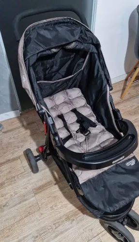 Carrinho de Bebê com Bebê Conforto Cosco Kids Toffy 3 Rodas até 15kg<br>Cor Bege