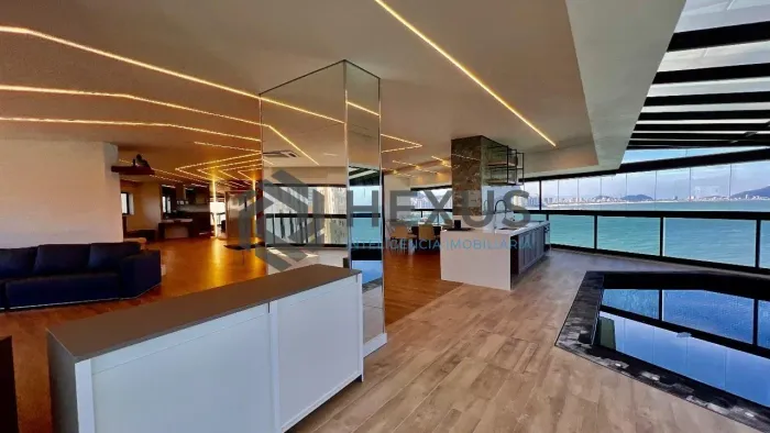 Apartamento reformado frente mar com piscina na varanda na Praia das Asturias, Guaruja