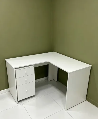 Mesa com gaveteiro em mdf
