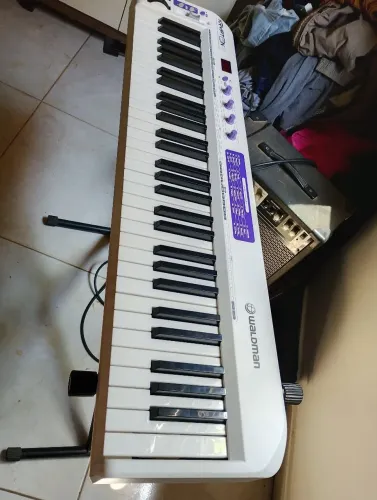 vendo teclado controlador ..61 teclas ..5 oitavas 