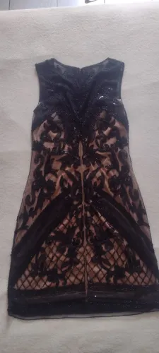 Vestido de festa com bordado em lantejoulas pretas