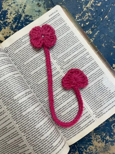 Marcador de biblia e livros em croche