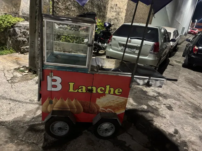 Carrinho de lanche pronto pra uso com armação contra sol e chuva