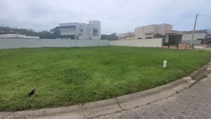 Terreno localizado em condomínio fechado, lado praia em rua asfaltada, com 360m² de area t