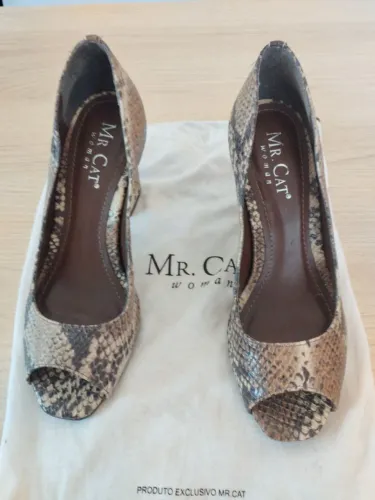 Sapato Peep toe salto bloco Mr. Cat - estampa pele cobra - tamanho 34