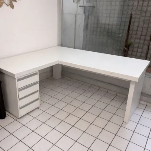Mesa em L branca com gaveteiro
