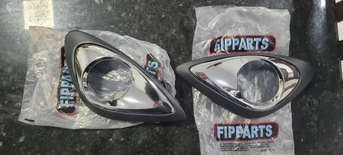 Acabamento farol de milha nissan march
