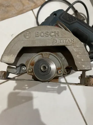 Serra circular elétrica com discos