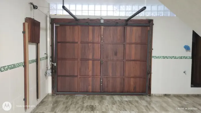 Portão de garagem em madeira maciça tipo lambril medindo 2,95m x 2.35m
