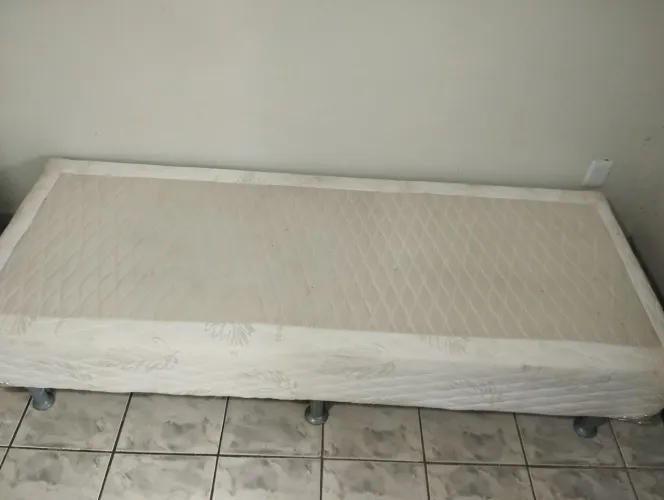 Base de cama de solteiro. 