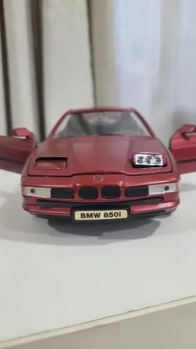 Miniatura BMW 850i escala 1/18 farol escamoteavel 