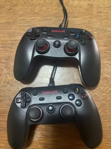 Dois controles Redragon Saturn g807