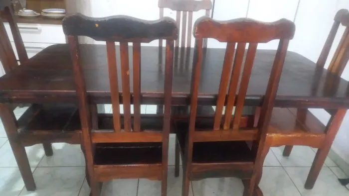uma mesa de madeira com 5 cadeiras