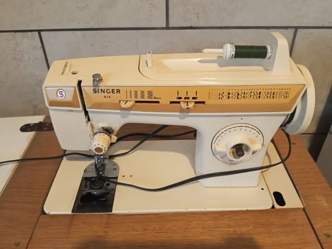 Vendo máquina de costura Singer 220v!!!