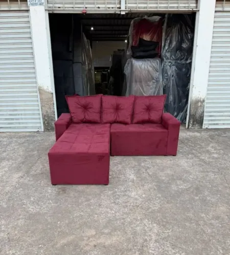 SOFÁ COM CHAISE VINHO