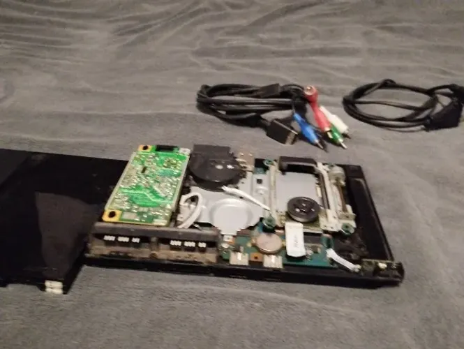 Playstation 2, para retirada de peças, acompanha cabos de vídeos e cabo de energia origina