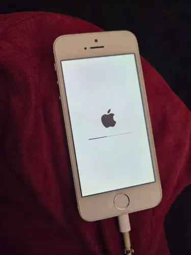 Iphone SE + Carregador muito novo