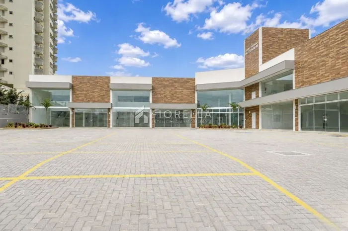 Excelente loja com área de 329 m² e mezanino de 122 m² no Centro de Palhoça.