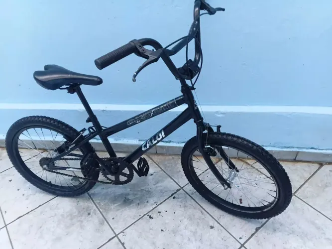Bicicleta caloi aro 20 tudo ok só anda,2 pneus novos,2 câmeras novas,cabos de freios novos